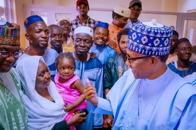 Buhari Meets Freed Train Passengers In Kaduna Hospital