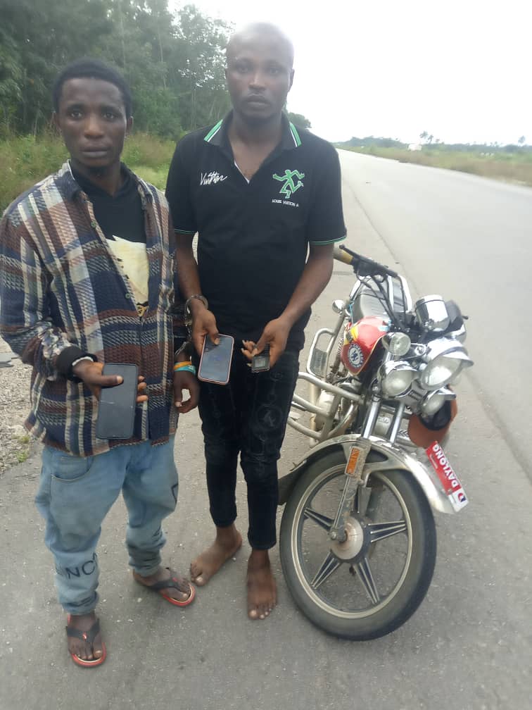 Warri-Sapele Road: Police Arrest Two With Phones Stolen In Sapele, Oghara