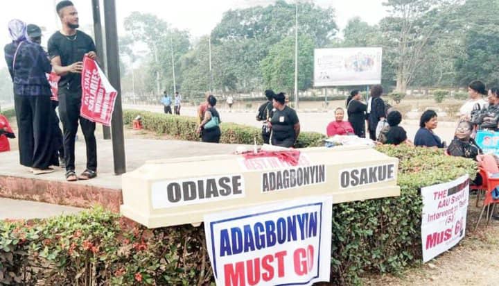 AAU: Protesting Workers Dump Coffin At Campus Gate