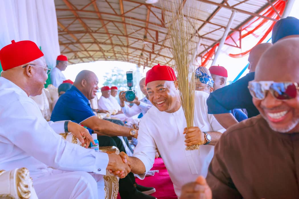 Governor Hope.Uzodinma Receives PDP Decampees, Other Opposition Faithful To APC