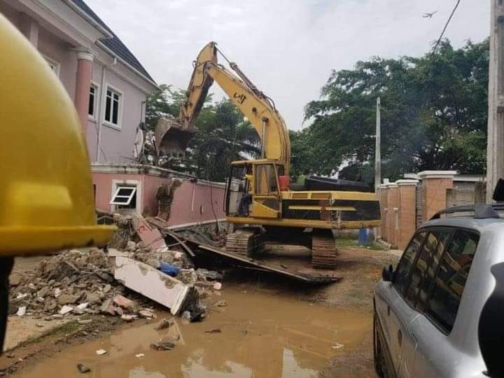 Lagos Demolishes 13 Illegal Buildings On Pipeline Along Airport Road