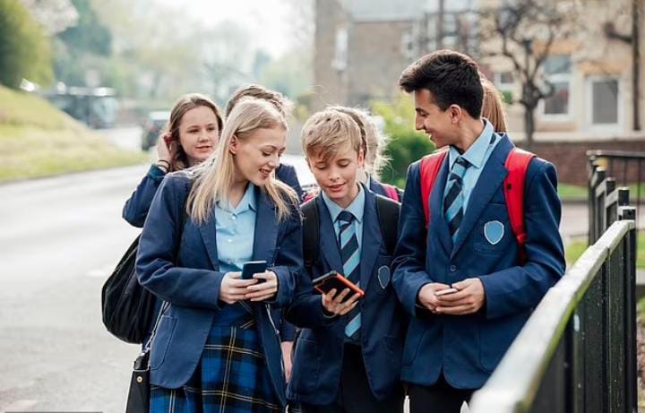 UK To Ban Mobile Phones In State Classrooms