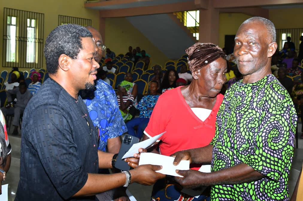 Okpobor Celebrates Easter With The Aged In Isoko, Dokes Cash To 480 Recipients