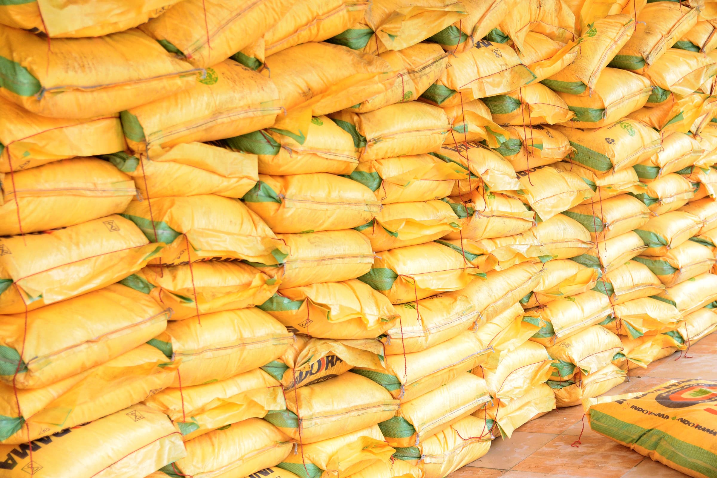 Senator Joel-Onowakpo Distributes 432 Bags Of Urea Fertilizers To Farmers In Delta South