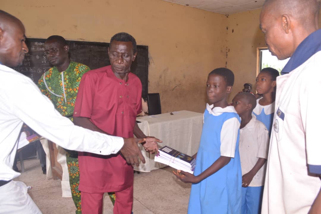 Nuelstree Foundation Donates Books To Ugono Primary School Pupils, Cash To Staff 