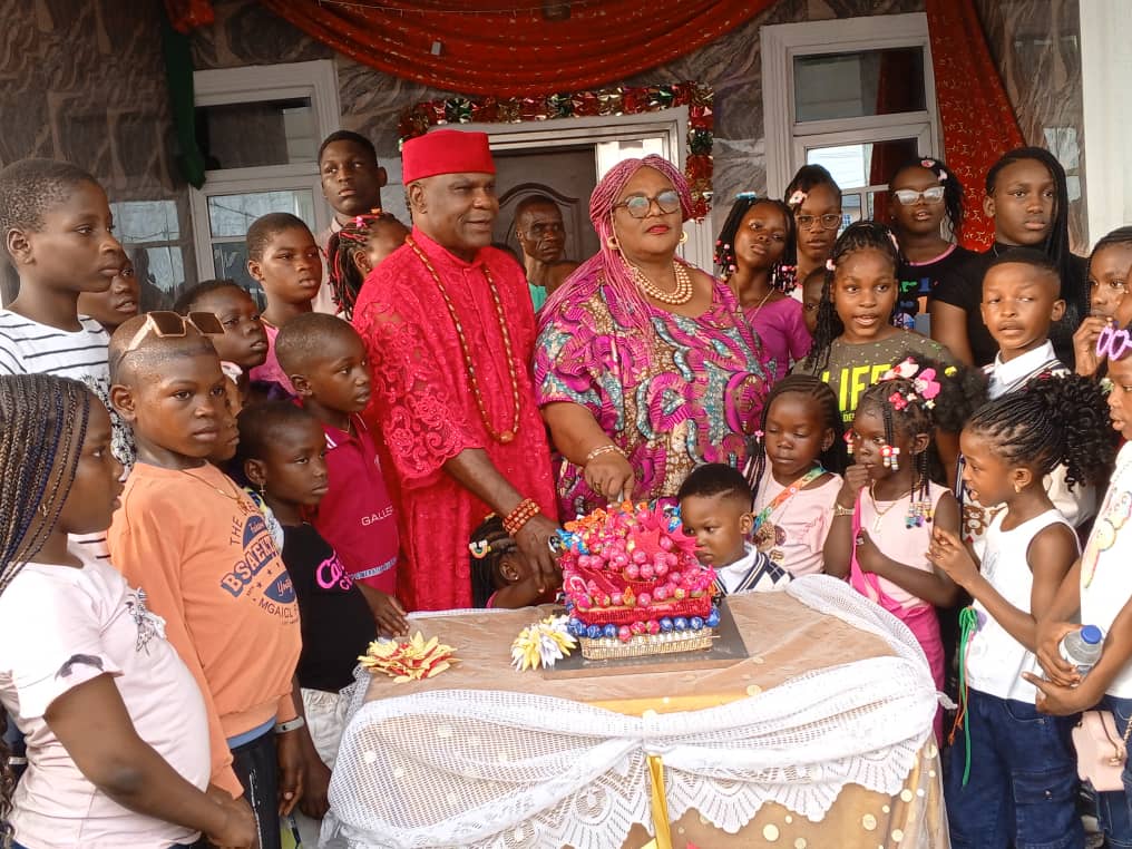 Ovie Of Umiaghwa-Abraka Kingdom, Wife Host Christmas Party For Children