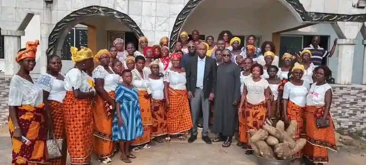 Road Construction: Women From Okuzu Quarters In Obiaruku Pay Thank -You Visit To Council Boss