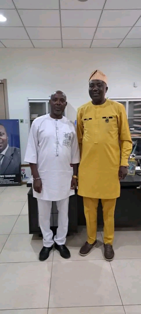 DELSU: Ex-Students Of Biochemistry Department Visit Professor Tonukari