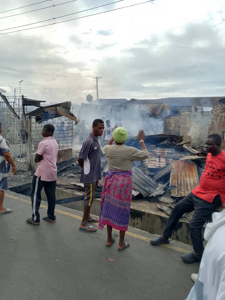 Warri: Fire Razes Two Buildings, As Residents Accuse Fire Service Station Of Inefficiency