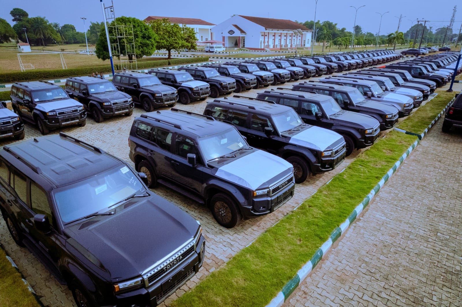 Oborevwori Presents SUVs To Traditional Rulers In Delta