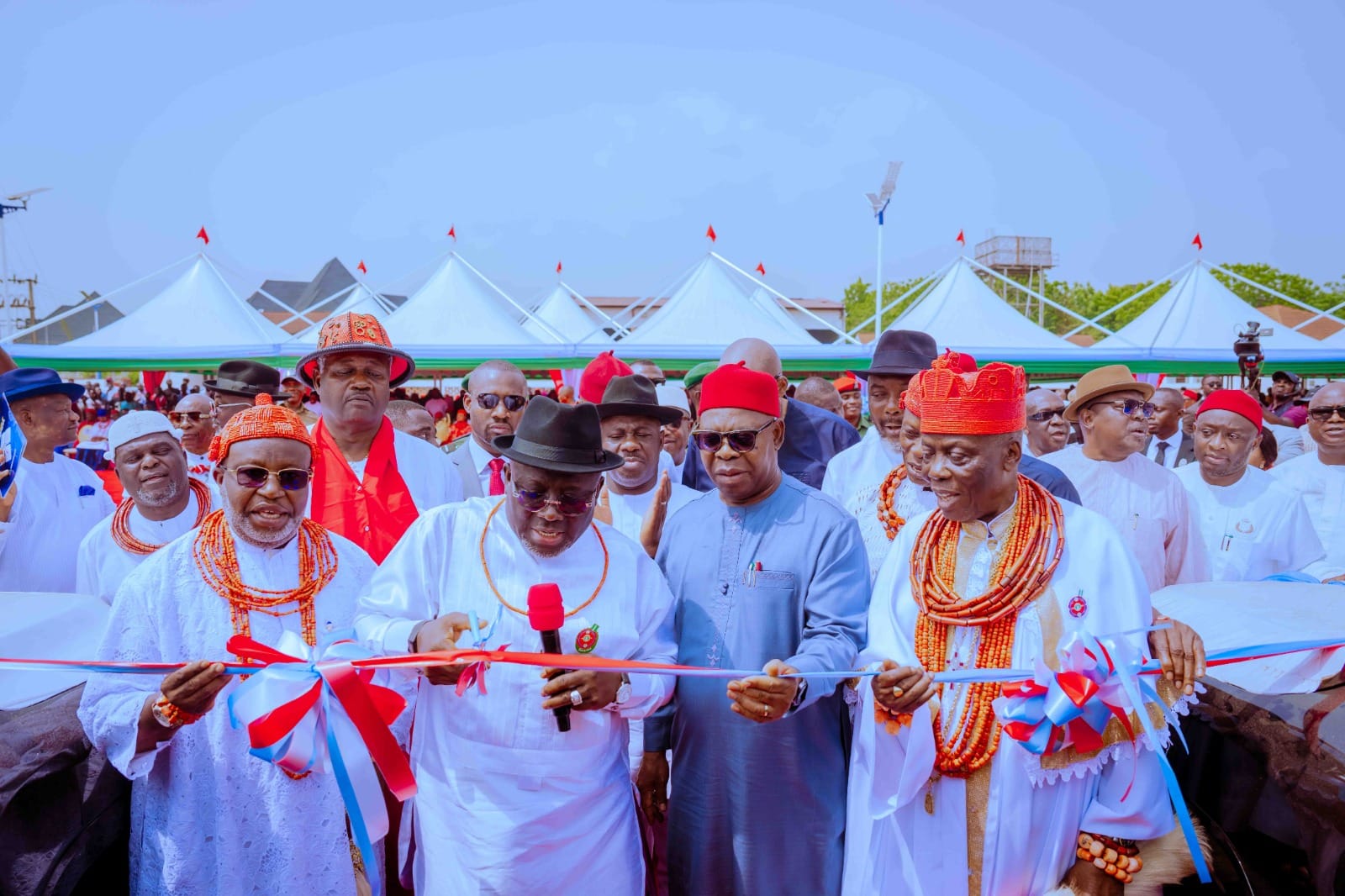 Oborevwori Presents SUVs To Traditional Rulers In Delta