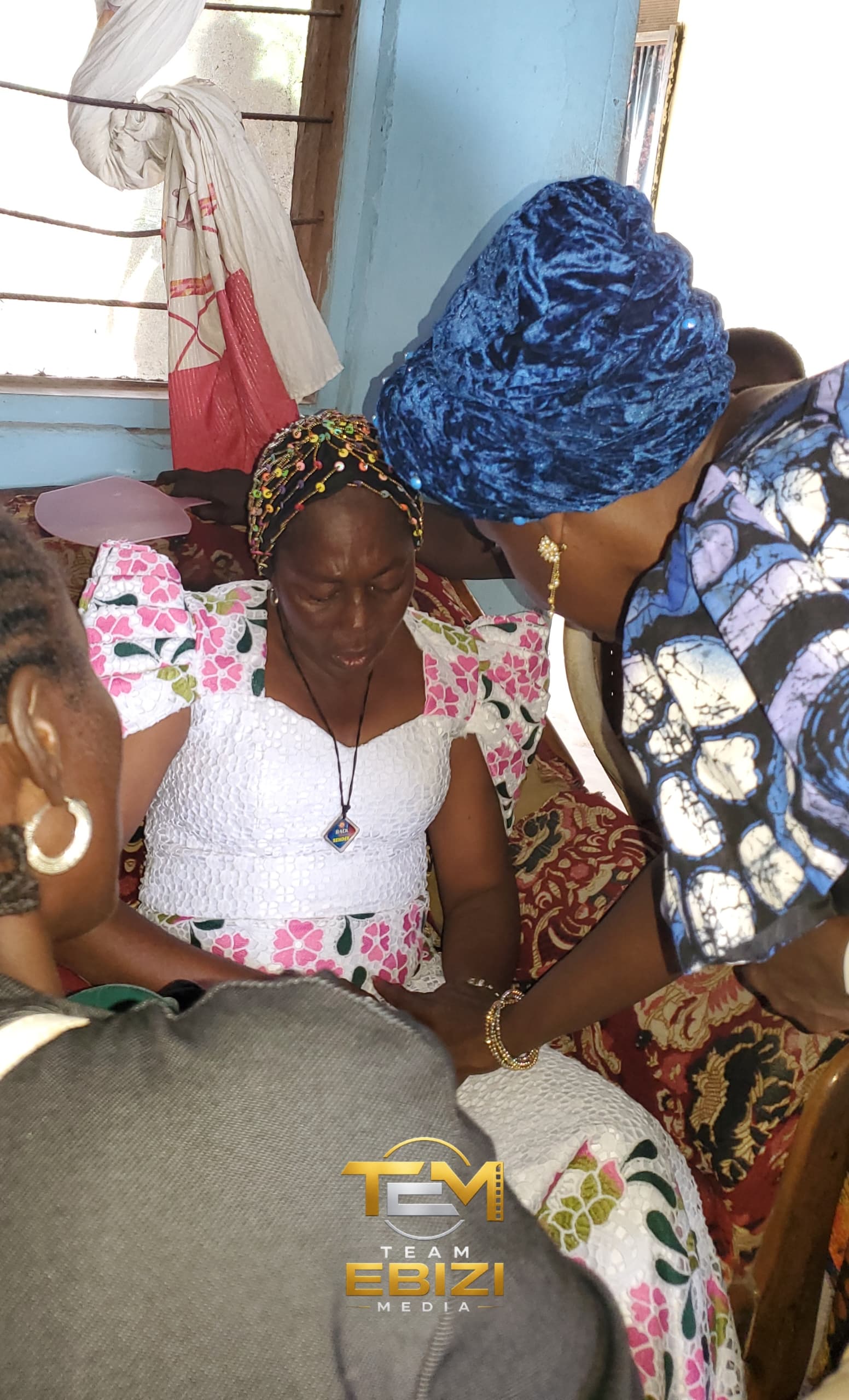 Ebizi Brown Pays Last Respect To Late High Chief Perekebina Manda In Adagbabiri