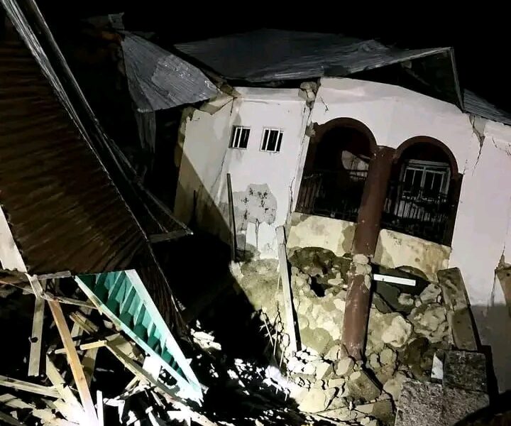 Panic As Students' Hostel Near Federal Polytechnic Oko Collapses