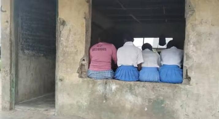 NEWS FLASH! Rescue operation on-going after a 60-room apartment collapses near Federal Polytechnic Oko; numbers of affected occupants not known yet