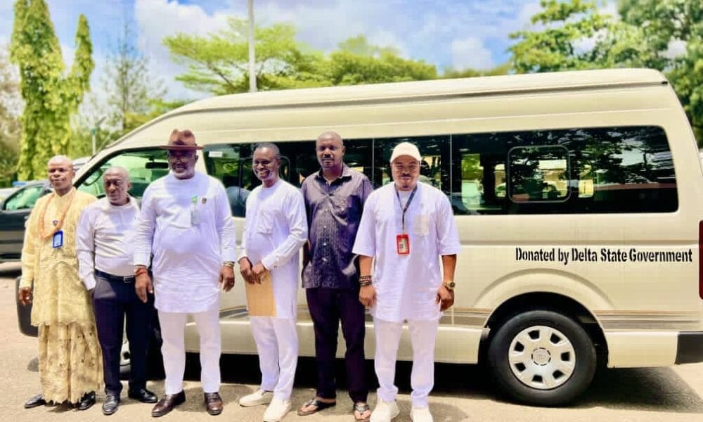 Oborevwori Presents 18-Seater Bus To Delta NUJ