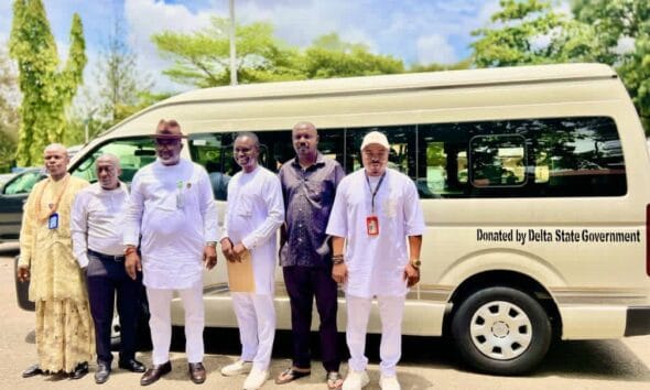 Oborevwori Presents 18-Seater Bus To Delta NUJ