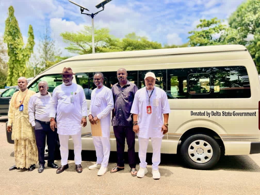 Oborevwori Presents 18-Seater Bus To Delta NUJ